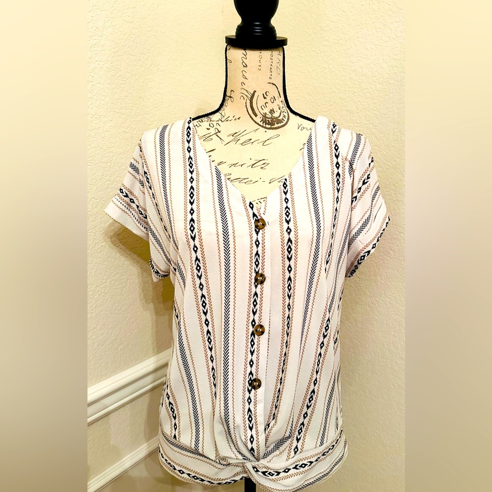 Flower & Feather faux button down top, Size M